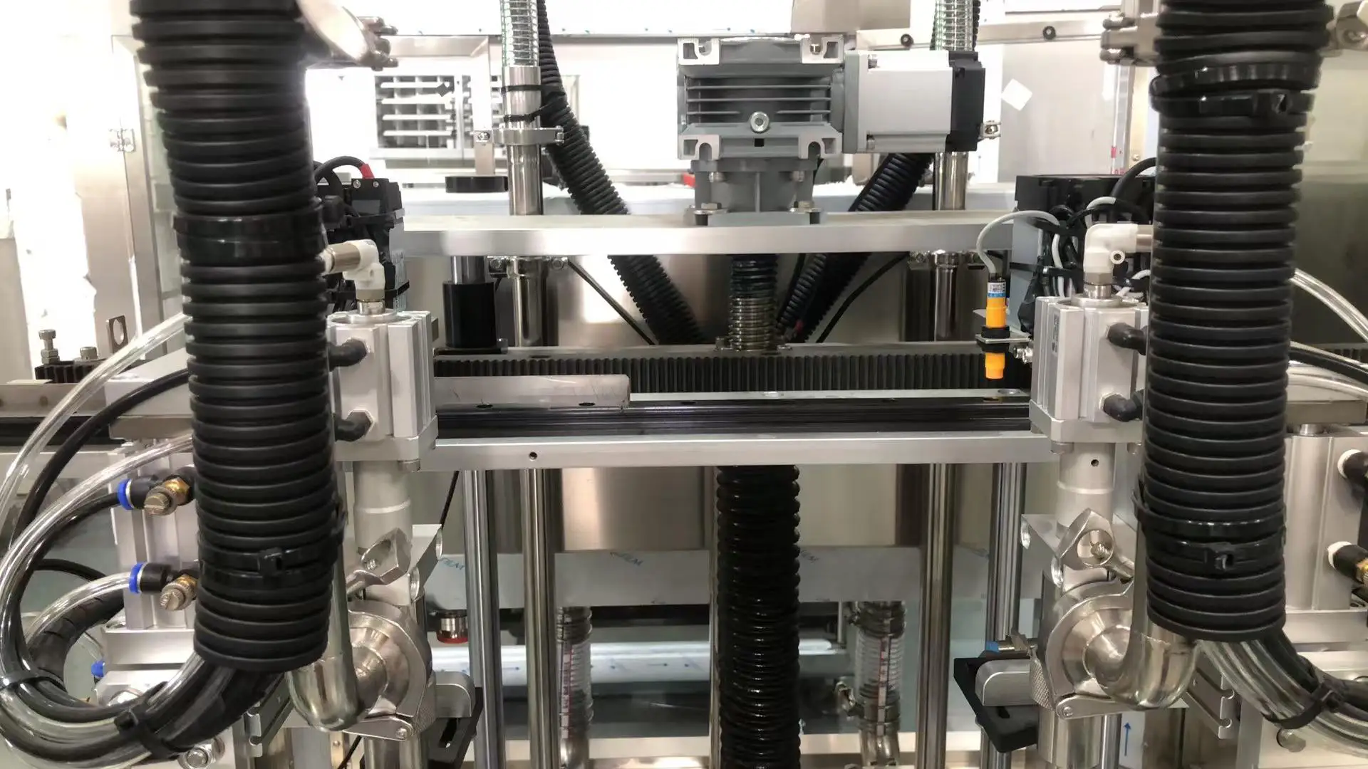 Photoelectric detection piston filling equipment with multiple filling heads automatically tracking filling machine 6