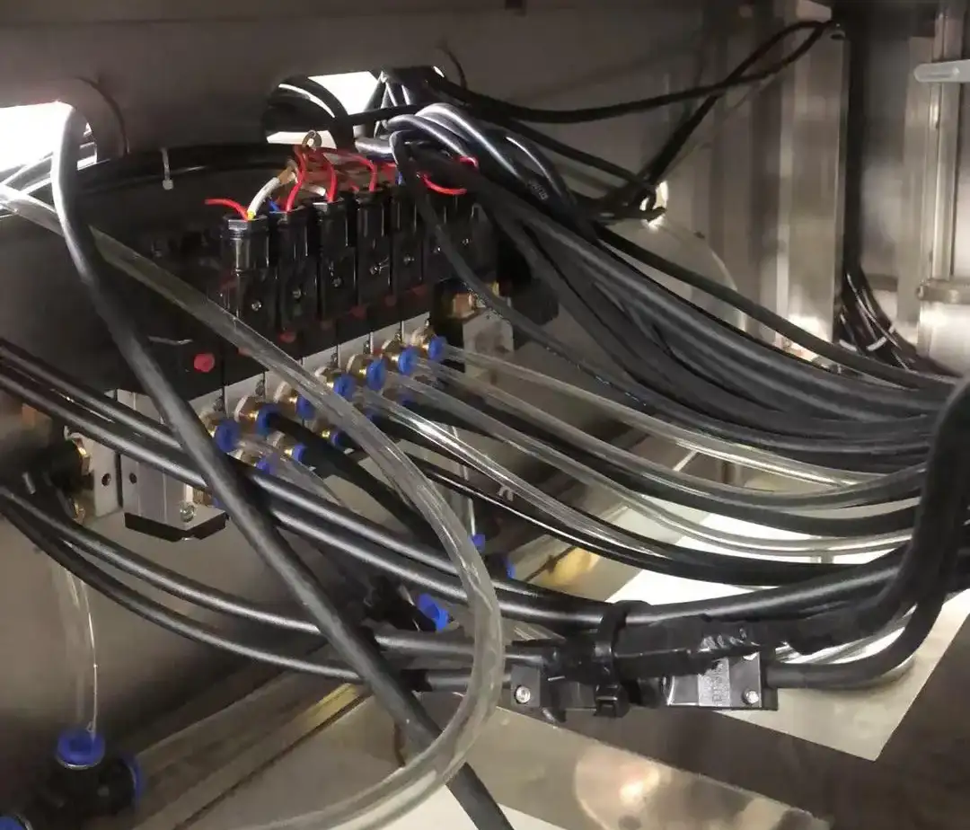 Photoelectric detection piston filling equipment with multiple filling heads automatically tracking filling machine 7